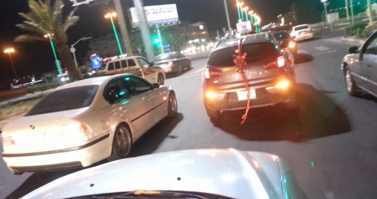 شاهدوا مباركة الشرطة لسعودي في ليلة زفافه (فيديو)